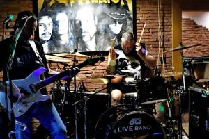 20250425 FOTO male LIVEband Retro Rock Pub MARTIN 17.JPG